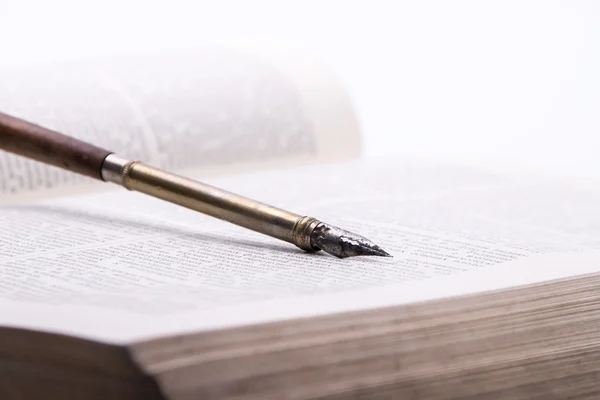 Dolma kalem ve eski kitap