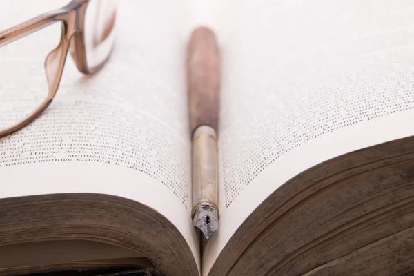 Pluma estilográfica, viejo libro ang gafas — Foto de Stock