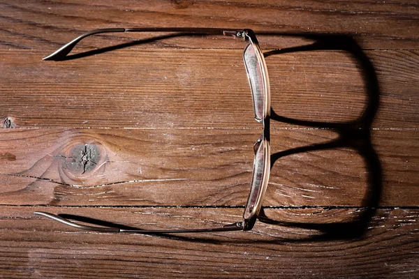 แว่นตาเก่าบนโต๊ะไม้ — ภาพถ่ายสต็อก