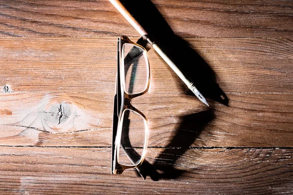 Vasos viejos sobre mesa de madera — Foto de Stock