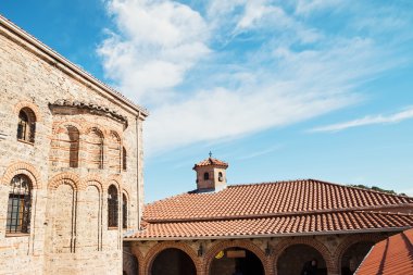 Eski kilisenin çatısında küçük bir kule