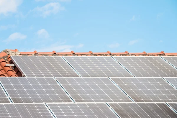 Panel solar en un techo rojo — Foto de Stock