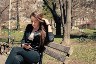 Kız manifatura akıllı telefon