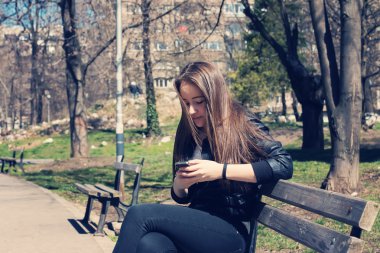 Kız manifatura akıllı telefon