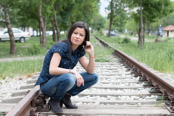 güzel kız parça boyunca telefonda konuşuyor