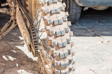 bir motosikletin arka tekerlek