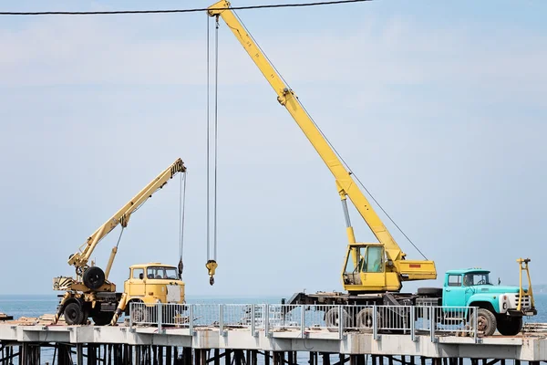 İskele üzerinde iki otomatik Vinçler