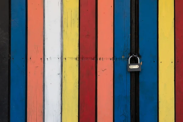 Porta de madeira colorida trancada — Fotografia de Stock