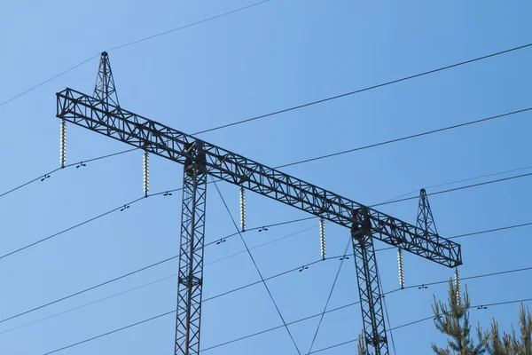 Vysoké napětí elektřiny přenos pylonu siluetu — Stock fotografie