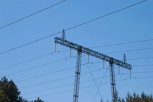 Silhouette en pylône de transport d'électricité haute tension — Photo