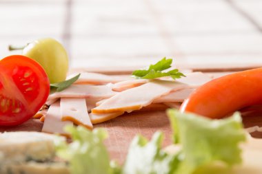 lezzetli et ve peynir dilimleri domates ile