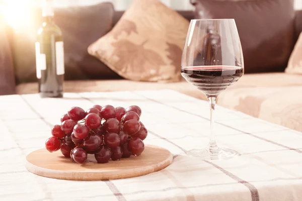 Red Wine in Glass with Grapes on The Table — Stock Photo, Image