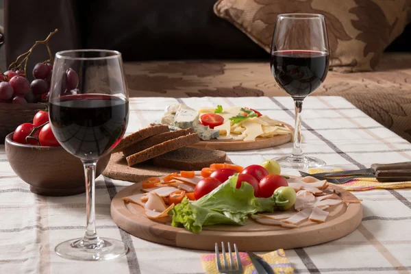 ekmek, domates, peynir, jambon ve şarap ile ev yapımı akşam yemeği