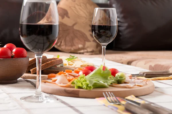 ekmek, domates, peynir, jambon ve şarap ile ev yapımı akşam yemeği