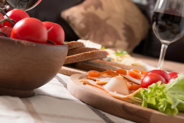 Homemade dinner with bread, tomatoes, cheese, ham and wine — Stock Photo, Image