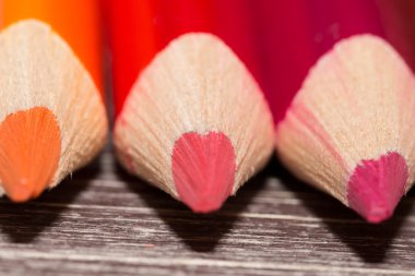 Ahşap arka planda renkli kalemler