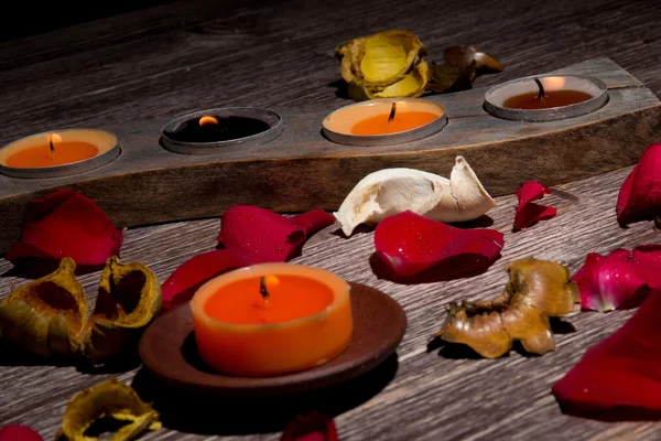 Gül yaprakları, koku ve mumlar