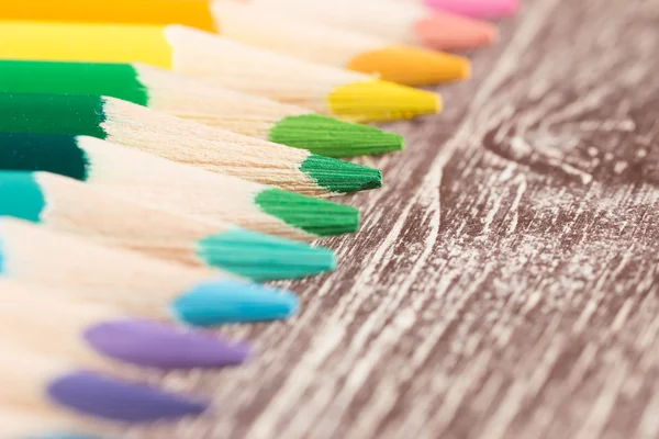 Crayons colorés sur fond en bois — Photo