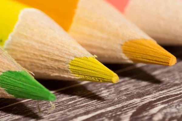 Färgglada pennor på trä bakgrund — Stockfoto