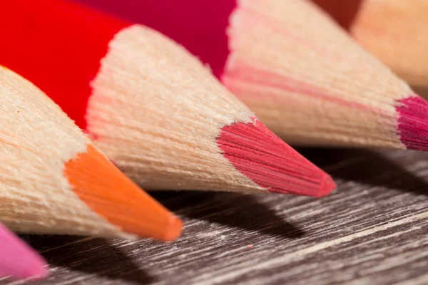 Crayons colorés sur fond en bois — Photo