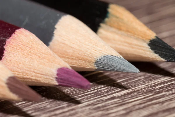 Crayons colorés sur fond en bois — Photo