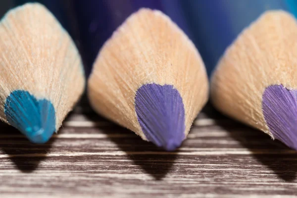 Barevné tužky na dřevěném pozadí — Stock fotografie