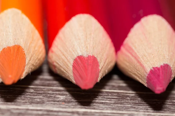 Ahşap arka planda renkli kalemler