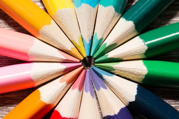 Färgglada pennor på trä bakgrund — Stockfoto