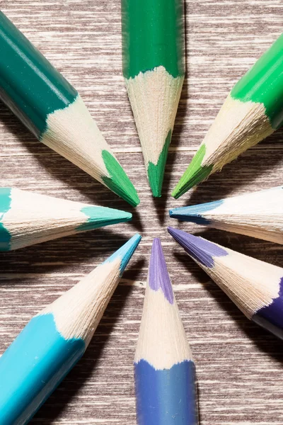 Ahşap arka planda renkli kalemler