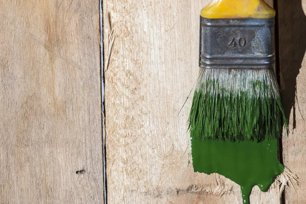 Närbild av furu planka som målas i grön färg — Stockfoto