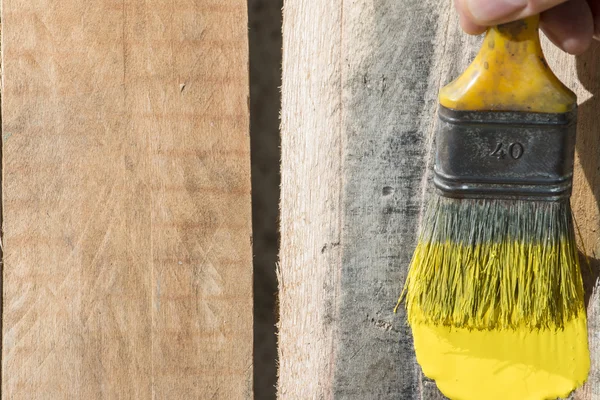 Primer plano de tablón de pino que se pinta en color amarillo — Foto de Stock