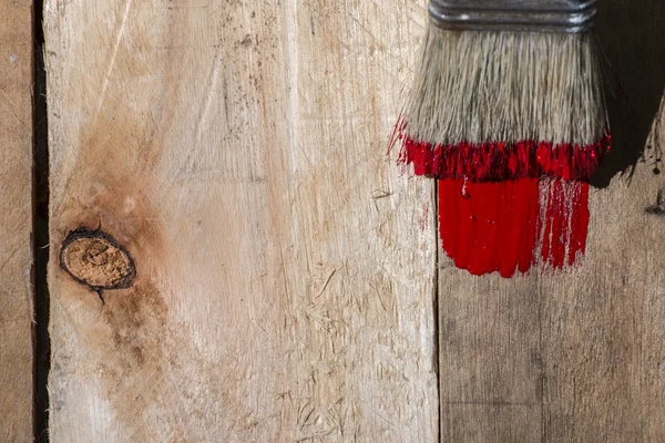Närbild av furu planka är målade i röd färg — Stockfoto