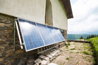 Apline kulübe güneş panelleri