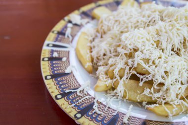 Beyaz peynir ile kızarmış patates çanağı