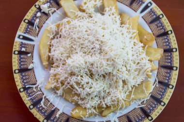 Beyaz peynir ile kızarmış patates çanağı