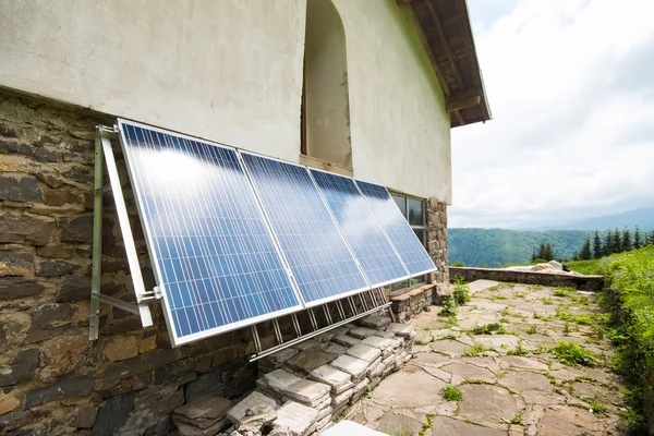 Apline kulübe güneş panelleri