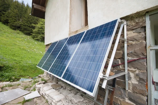 Sonnenkollektoren auf apline Hütte — Stockfoto