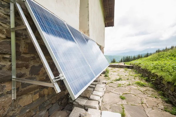 Paneles solares en cabaña de apline — Foto de Stock