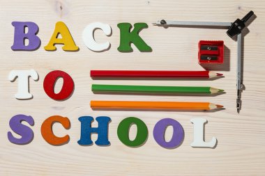 Ahşap renkli harfler yazım okul okul görevliler ile geri