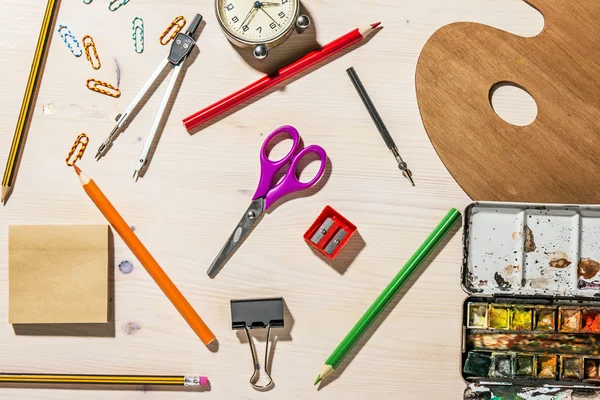 Okul ve ofis malzemeleri ahşap arka plan üzerinde. Okula dönüş.