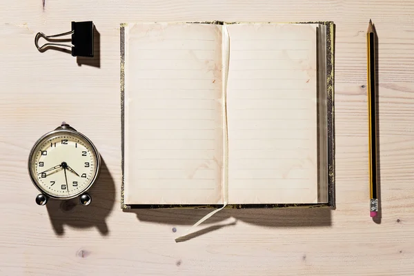 Cuaderno abierto, lápiz y reloj — Foto de Stock