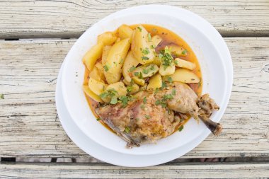 Mangalda tavuk budu haşlanmış patates ile