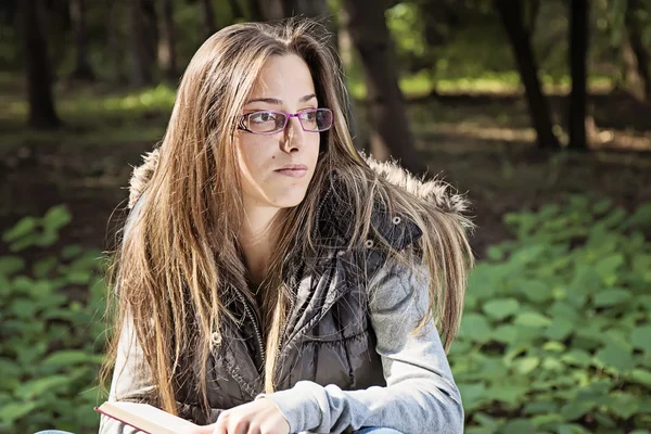 Güzel kız sonbahar Park kitap okuma