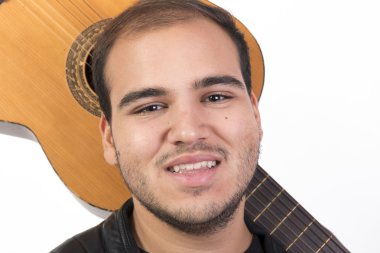 Eski bir akustik gitar ile genç adam