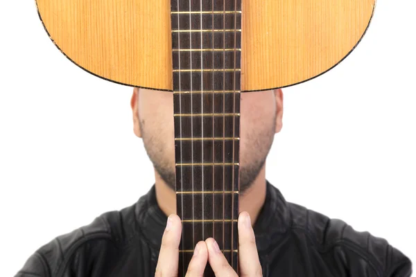 Junger Mann mit alter Akustikgitarre — Stockfoto