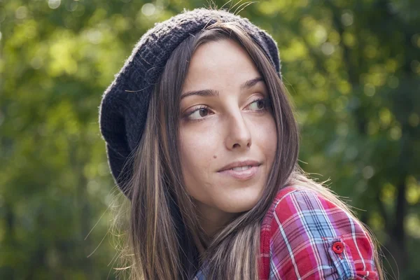 Portret van jonge mooie vrouw in herfstpark — Stockfoto