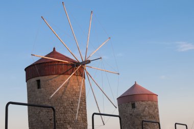 Mavi gökyüzüne karşı eski yel değirmeni.