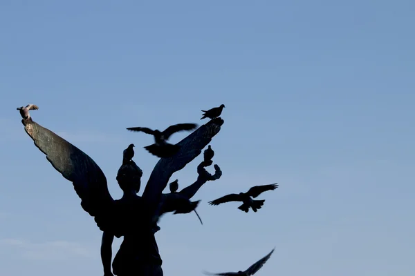 Yunanistan Rodos Adası'nda zafer heykeli