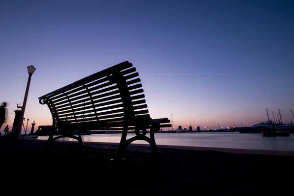 Wonderful sunrise and silhouette on a bench — Stock Photo, Image