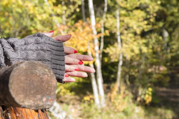 Nazik eller tırnak cilası, Ahşap korkuluk propped ile